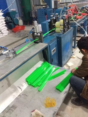 Пластиковая производственная линия 5M/Min профиля PVC вешалки знамени плаката